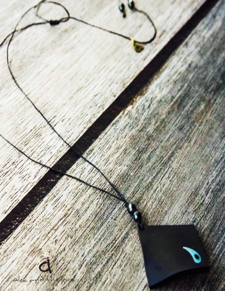 Γυναικείο κόσμημα κολιέ κρεμαστό τετράγωνο από plexiglass με μάτι Γυναικείο κόσμημα κολιέ κρεμαστό τετράγωνο από plexiglass με μάτι