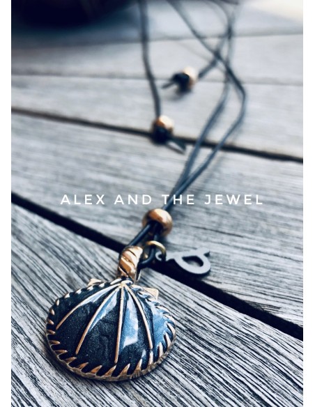 Χειροποίητο κόσμημα κολιέ με κρεμαστό κοχύλι σε γκρι χρυσό χρώμα σε δερμάτινο κορδόνι με επίχρυσα κυβάκια Beach