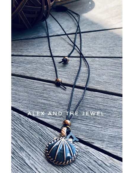 Χειροποίητο κόσμημα κολιέ με κρεμαστό κοχύλι σε γκρι χρυσό χρώμα σε δερμάτινο κορδόνι με επίχρυσα κυβάκια Beach