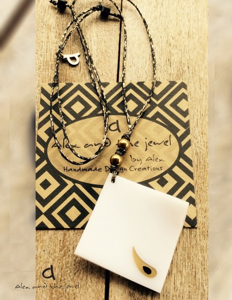 Γυναικείο κόσμημα κολιέ κρεμαστό τετράγωνο από plexiglass με μάτι Γυναικείο κόσμημα κολιέ κρεμαστό τετράγωνο από plexiglass με μάτι