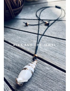 Χειροποίητο κόσμημα κολιέ με φυσικό επεξεργασμένο κοχύλι σε λευκό χρώμα δεμένο σε κορδόνι με πέτρα ΑιματίτηKalymnos