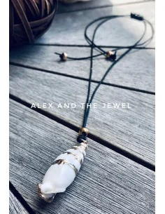 Χειροποίητο κόσμημα κολιέ με φυσικό επεξεργασμένο κοχύλι σε λευκό χρώμα δεμένο σε κορδόνι με πέτρα ΑιματίτηKalymnos