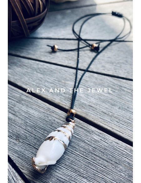 Χειροποίητο κόσμημα κολιέ με φυσικό επεξεργασμένο κοχύλι σε λευκό χρώμα δεμένο σε κορδόνι με πέτρα ΑιματίτηKalymnos