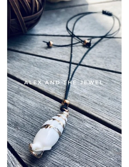 Χειροποίητο κόσμημα κολιέ με φυσικό επεξεργασμένο κοχύλι σε λευκό χρώμα δεμένο σε κορδόνι με πέτρα ΑιματίτηKalymnos