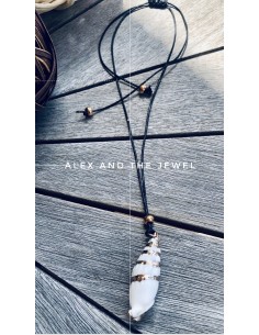 Χειροποίητο κόσμημα κολιέ με φυσικό επεξεργασμένο κοχύλι σε λευκό χρώμα δεμένο σε κορδόνι με πέτρα ΑιματίτηKalymnos 2