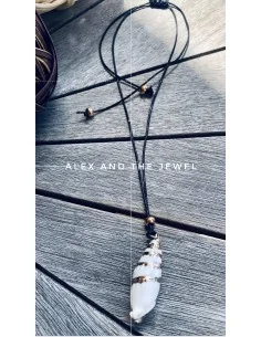 Χειροποίητο κόσμημα κολιέ με φυσικό επεξεργασμένο κοχύλι σε λευκό χρώμα δεμένο σε κορδόνι με πέτρα ΑιματίτηKalymnos 2