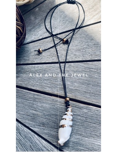 Χειροποίητο κόσμημα κολιέ με φυσικό επεξεργασμένο κοχύλι σε λευκό χρώμα δεμένο σε κορδόνι με πέτρα ΑιματίτηKalymnos