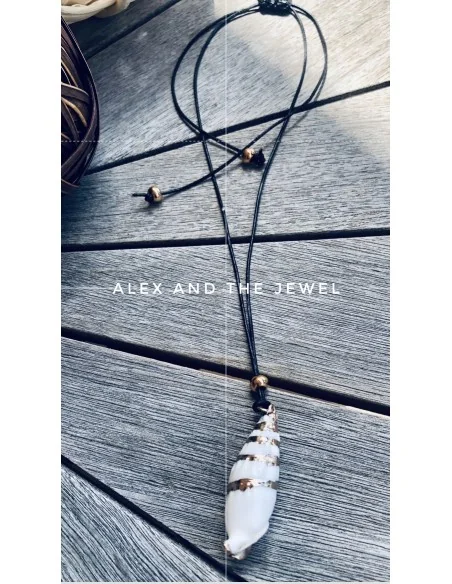 Χειροποίητο κόσμημα κολιέ με φυσικό επεξεργασμένο κοχύλι σε λευκό χρώμα δεμένο σε κορδόνι με πέτρα ΑιματίτηKalymnos