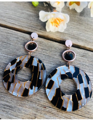 Κόσμημα σκουλαρίκια με στοιχείο από plexiglass σε γκρι, μαύρο και μπεζ με λεπτομέρειες από ατσάλι σε ροζ χρυσό Skopelos