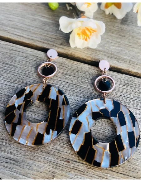 Κόσμημα σκουλαρίκια με στοιχείο από plexiglass σε γκρι, μαύρο και μπεζ με λεπτομέρειες από ατσάλι σε ροζ χρυσό Skopelos