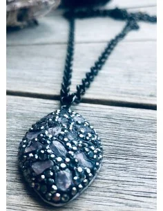 Χειροποίητο κόσμημα κολιέ με κρεμαστό στοιχείο με πέτρες Μαρκασίτη σε μαύρη αλυσίδα Gkiza 2