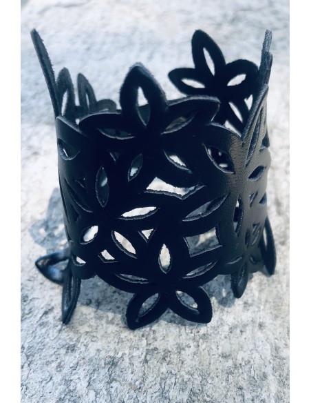 Χειροποίητο δερμάτινο διάτρητο βραχιόλι σε μαύρο ή χρυσό με κούμπωμα τρουκς Rose