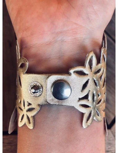 Χειροποίητο δερμάτινο διάτρητο βραχιόλι σε μαύρο ή χρυσό με κούμπωμα τρουκς Rose