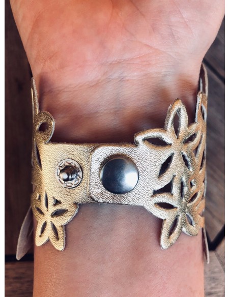Χειροποίητο δερμάτινο διάτρητο βραχιόλι σε μαύρο ή χρυσό με κούμπωμα τρουκς Rose