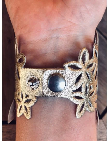 Χειροποίητο δερμάτινο διάτρητο βραχιόλι σε μαύρο ή χρυσό με κούμπωμα τρουκς Rose