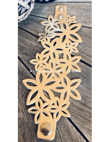 Χειροποίητο δερμάτινο διάτρητο βραχιόλι σε μαύρο ή χρυσό με κούμπωμα τρουκς Rose