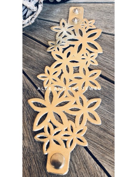 Χειροποίητο δερμάτινο διάτρητο βραχιόλι σε μαύρο ή χρυσό με κούμπωμα τρουκς Rose