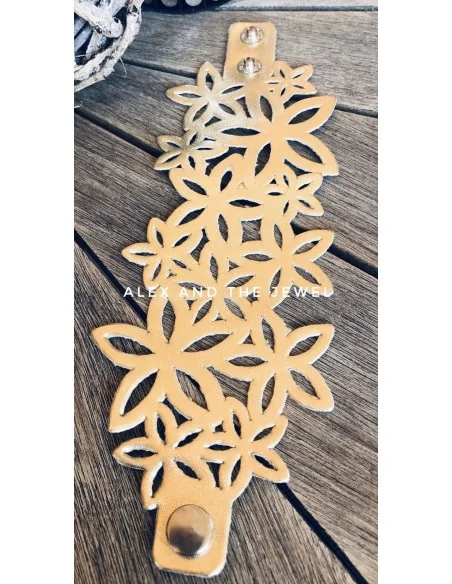 Χειροποίητο δερμάτινο διάτρητο βραχιόλι σε μαύρο ή χρυσό με κούμπωμα τρουκς Rose