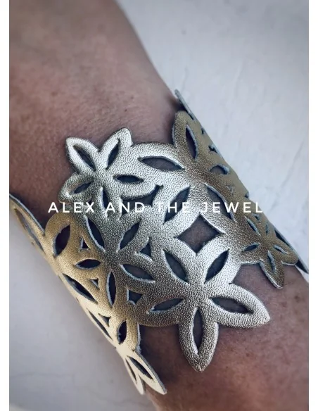 Χειροποίητο δερμάτινο διάτρητο βραχιόλι σε μαύρο ή χρυσό με κούμπωμα τρουκς Rose