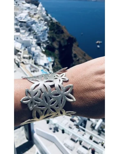 Χειροποίητο δερμάτινο διάτρητο βραχιόλι σε μαύρο ή χρυσό με κούμπωμα τρουκς Rose