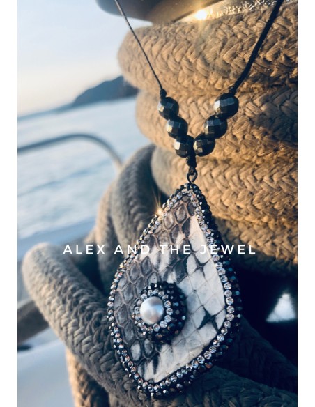 Χειροποίητο γυναικείο κολιέ σε λευκό-γκρι και μπλε με Μαρκασίτη και πέτρες Αιματίτη στο κορδόνιDorothea