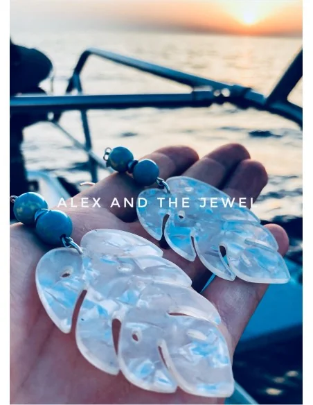 Σκουλαρίκια με κρεμαστό στοιχείο φύλλο στο λευκό του πάγου με νερά, πέτρες Χαολίτη και αιματίτη και γάντζους από ασήμι 925 Paros