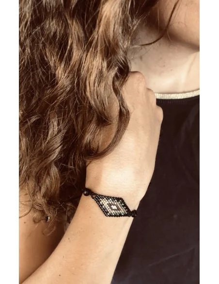 Χειροποίητο βραχιόλι με στοιχείο ρόμβο από χάντρες miyuki σε 3 αποχρώσεις σε μαύρο νήμα με πέτρες αιματίτη στο τελείωμα Kongo