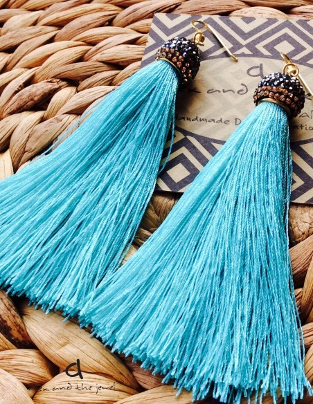 Κόσμημα σκουλαρίκια με μεταξωτή φούντα σε διάφορες αποχρώσεις καπάκι από Μαρκασίτη με γάντζους από ασήμι 925 Sonti