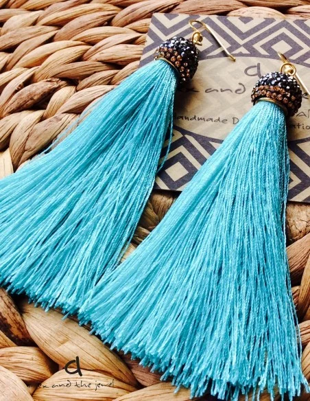 Κόσμημα σκουλαρίκια με μεταξωτή φούντα σε διάφορες αποχρώσεις καπάκι από Μαρκασίτη με γάντζους από ασήμι 925 Sonti