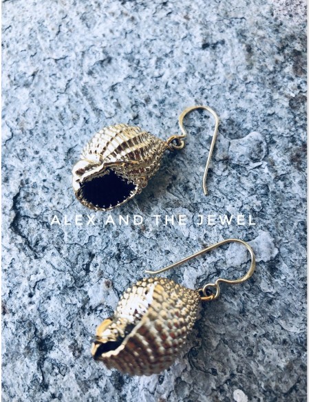 Κόσμημα σκουλαρίκια με επιχρυσωμένο φυσικό κοχύλι σε γάντζους από ασήμι 925 επιχρυσωμένο Thais