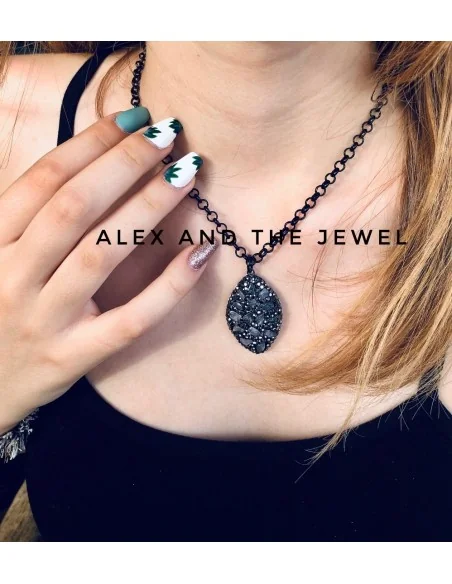 Χειροποίητο κόσμημα κολιέ με κρεμαστό στοιχείο με πέτρες Μαρκασίτη σε μαύρη αλυσίδα Gkiza