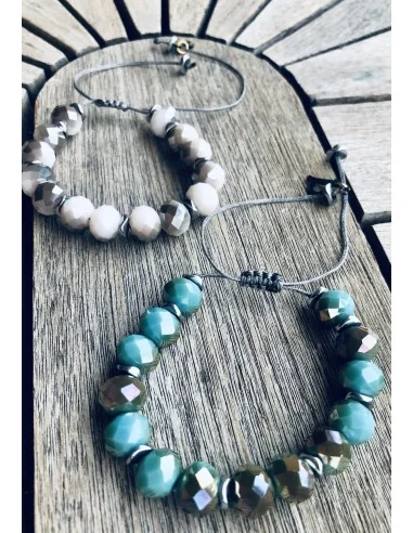 Χειροποίητο σετ με 2 βραχιόλια με τρίχρωμα πολυεδρικά κρύσταλλα σε λευκό, γκρι και βεραμάν με ασημί ροδέλες Αιματίτη Crystal set