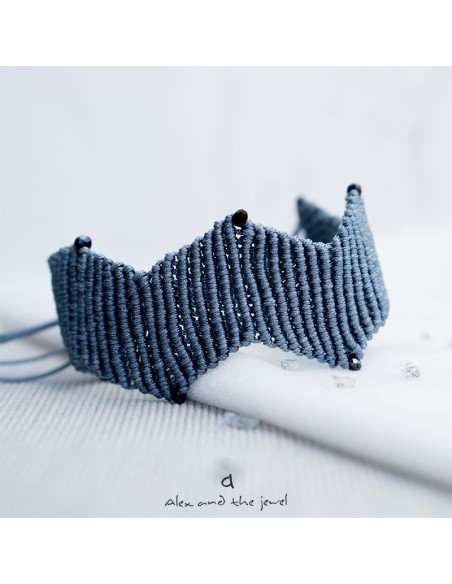 Χειροποίητο γυναικείο κόσμημα γκρι βραχιόλι macrame σε γκρι με σχέδιο ζιγκ ζαγκ  Hilda Χειροποίητο γυναικείο κόσμημα γκρι βραχιόλι macrame σε γκρι με σχέδιο ζιγκ ζαγκ  Hilda