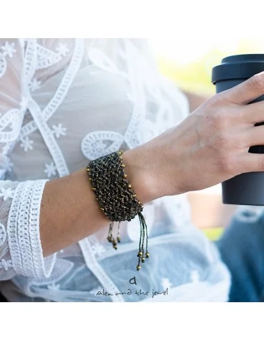 Χειροποίητο γυναικείο κόσμημα φαρδύ βραχιόλι macrame σε χρυσό και μαύρο Barbara