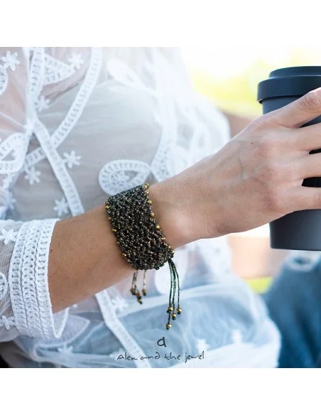 Χειροποίητο γυναικείο κόσμημα φαρδύ βραχιόλι macrame σε χρυσό και μαύρο Barbara