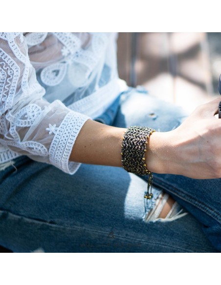 Χειροποίητο γυναικείο κόσμημα φαρδύ βραχιόλι macrame σε χρυσό και μαύρο  Barbara