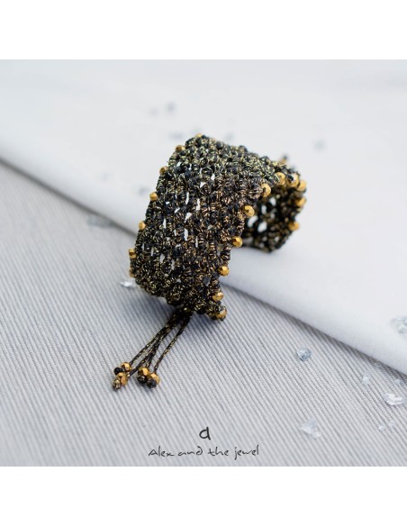 Χειροποίητο γυναικείο κόσμημα φαρδύ βραχιόλι macrame σε χρυσό και μαύρο  Barbara