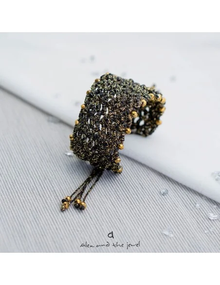 Χειροποίητο γυναικείο κόσμημα φαρδύ βραχιόλι macrame σε χρυσό και μαύρο Barbara