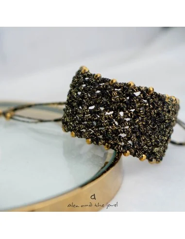 Χειροποίητο γυναικείο κόσμημα φαρδύ βραχιόλι macrame σε χρυσό και μαύρο Barbara