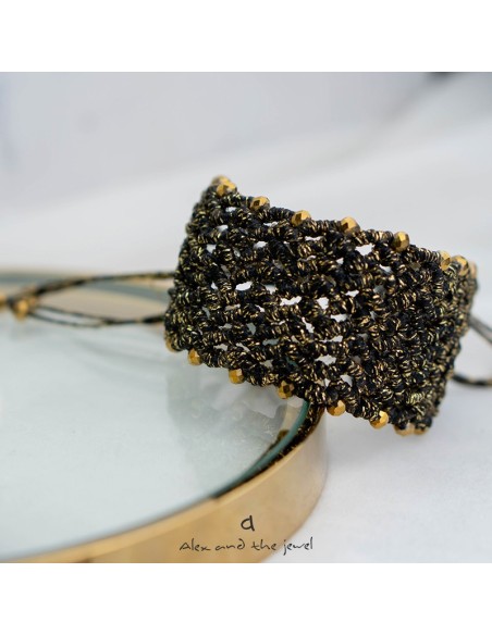 Χειροποίητο γυναικείο κόσμημα φαρδύ βραχιόλι macrame σε χρυσό και μαύρο  Barbara