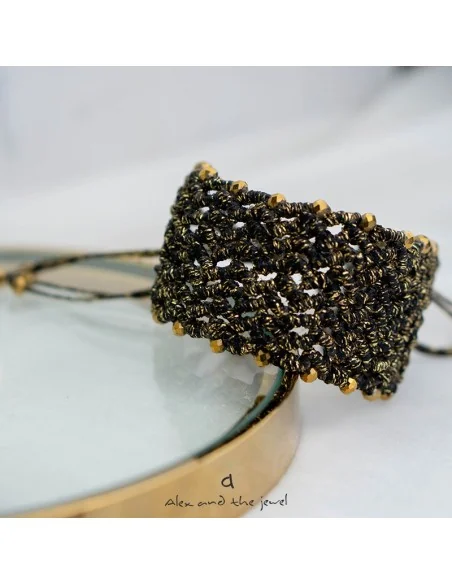 Χειροποίητο γυναικείο κόσμημα φαρδύ βραχιόλι macrame σε χρυσό και μαύρο Barbara