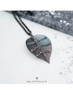 Χειροποίητο γυναικείο κολιέ φυσικό φύλλο επεξεργασμένο σε μαύρο με πέτρες Μαρκασίτη  Falling leaves rock 2