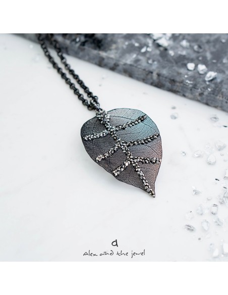 Χειροποίητο γυναικείο κολιέ φυσικό φύλλο επεξεργασμένο σε μαύρο με πέτρες Μαρκασίτη  Falling leaves rock