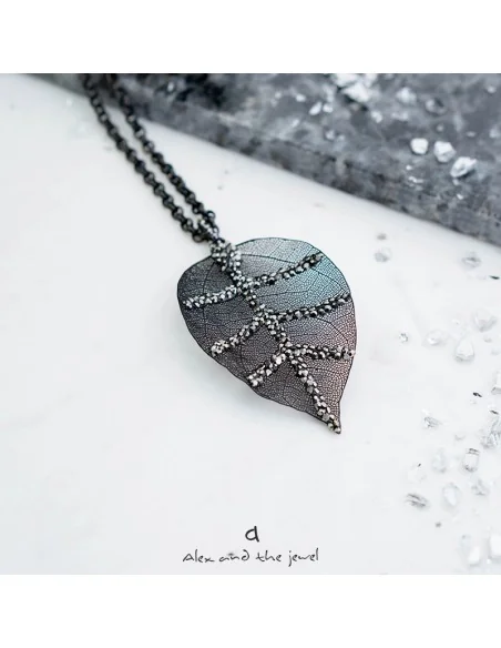 Χειροποίητο γυναικείο κολιέ φυσικό φύλλο επεξεργασμένο σε μαύρο με πέτρες Μαρκασίτη Falling leaves rock Χειροποίητο γυναικείο κολιέ φυσικό φύλλο επεξεργασμένο σε μαύρο με πέτρες Μαρκασίτη Falling leaves rock