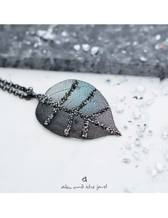 Χειροποίητο γυναικείο κολιέ φυσικό φύλλο επεξεργασμένο σε μαύρο με πέτρες Μαρκασίτη  Falling leaves rock