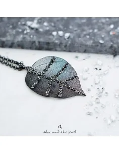 Χειροποίητο γυναικείο κολιέ φυσικό φύλλο επεξεργασμένο σε μαύρο με πέτρες Μαρκασίτη Falling leaves rock