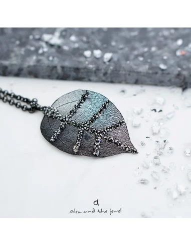 Χειροποίητο γυναικείο κολιέ φυσικό φύλλο επεξεργασμένο σε μαύρο με πέτρες Μαρκασίτη Falling leaves rock