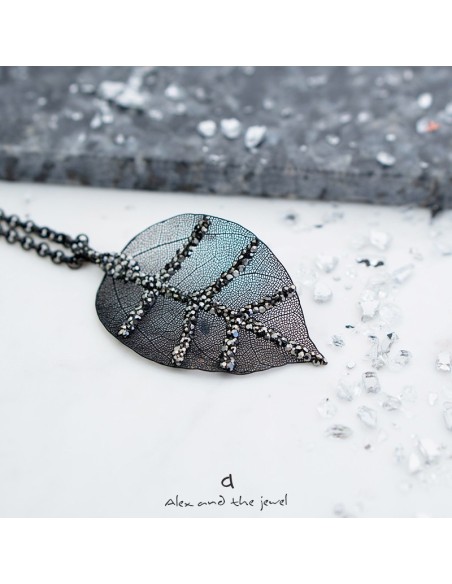 Χειροποίητο γυναικείο κολιέ φυσικό φύλλο επεξεργασμένο σε μαύρο με πέτρες Μαρκασίτη  Falling leaves rock