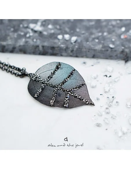 Χειροποίητο γυναικείο κολιέ φυσικό φύλλο επεξεργασμένο σε μαύρο με πέτρες Μαρκασίτη Falling leaves rock
