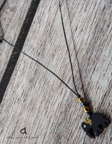 Κόσμημα κολιέ με κρεμαστό στοιχείο ελέφαντα σε 3 αποχρώσεις, ημιπολύτιμη πέτρα Αιματίτη και δέσιμο με αυξομείωση. Κόσμημα κολιέ με κρεμαστό στοιχείο ελέφαντα σε 3 αποχρώσεις, ημιπολύτιμη πέτρα Αιματίτη και δέσιμο με αυξομείωση.